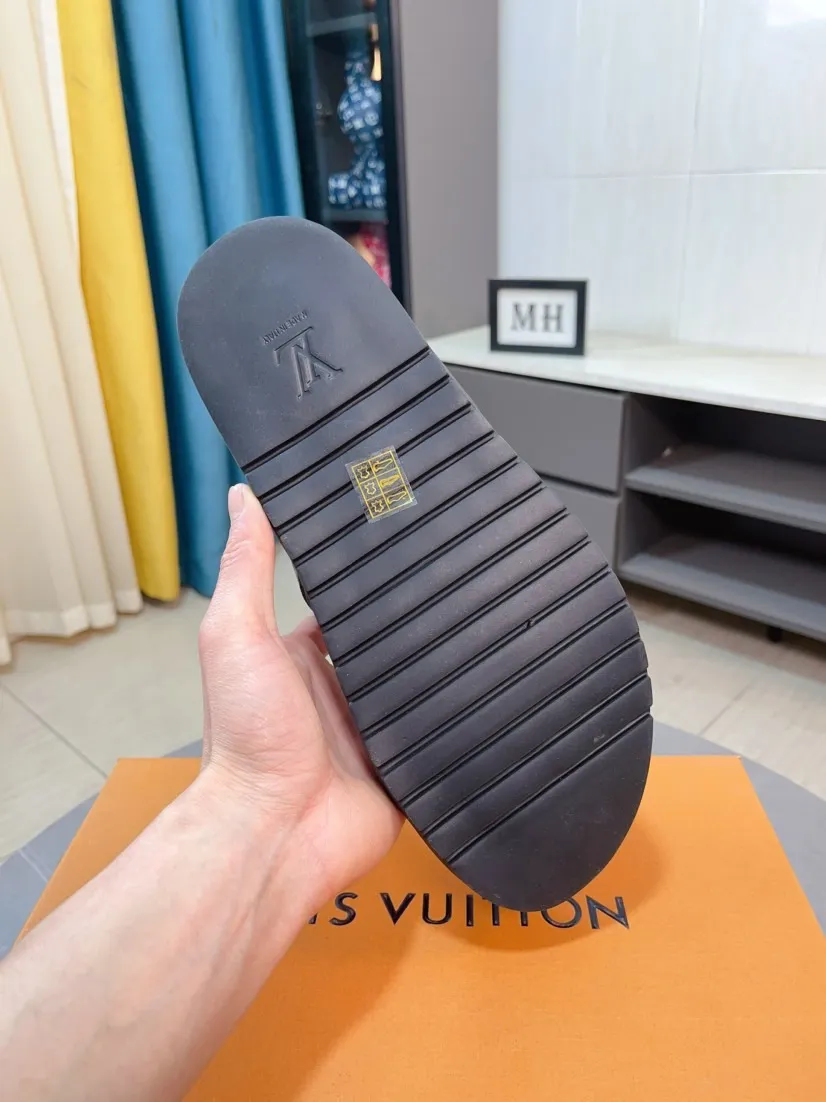 Men's shoes 💰360🌹🌹 (lv-Louis Vuitton) new men's sandals, high-end boutique, exquisite embossed logo decoration on the upper, fine workmanship, super soft soles, casual, loose and comfortable, a must-have in summer! \nsize：38-44